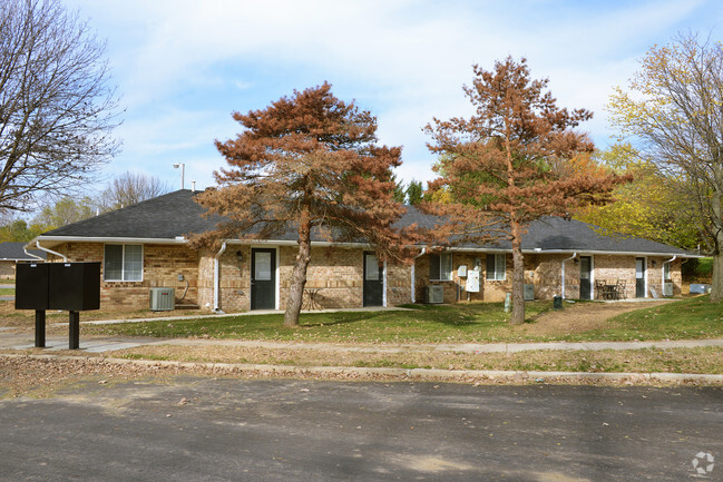 Building Photo - Laynecrest Manor Apartments