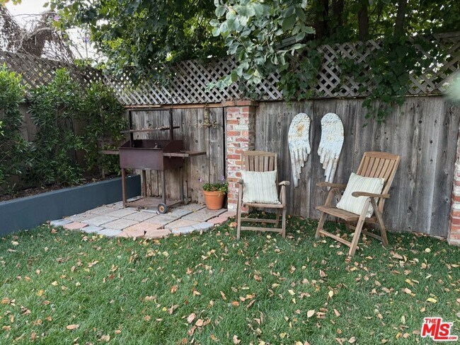 Building Photo - 370 Main St