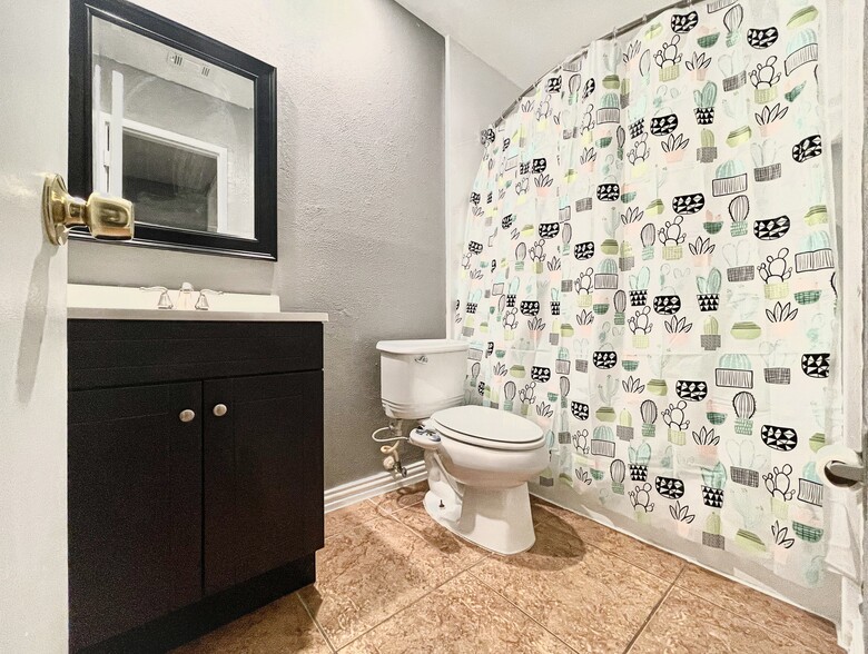 Bathroom - 7450 Emory Oak Ln