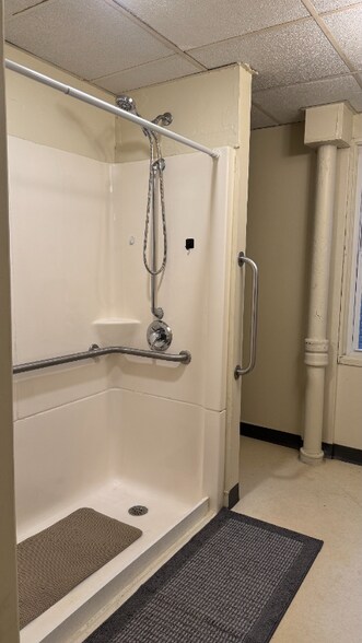 Building Photo - 412 E 5th St