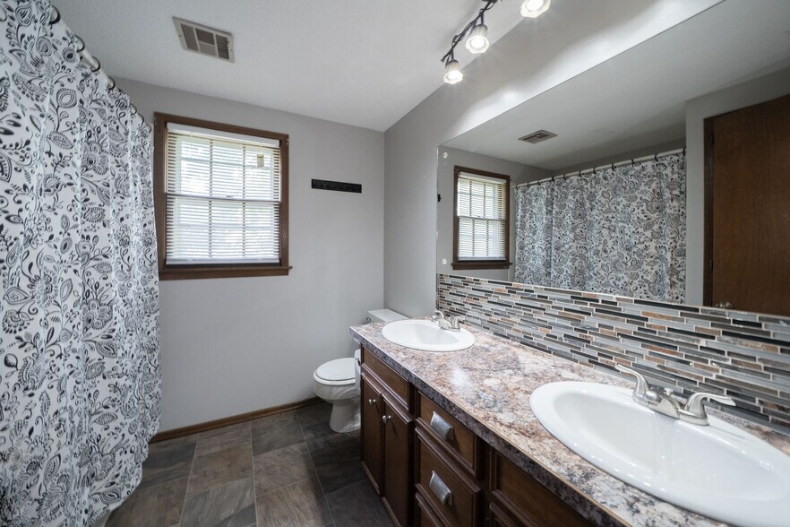 Building Photo - 617 N Willow Dr