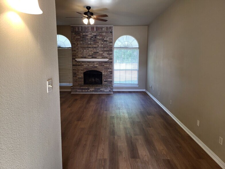 Building Photo - 3519 Daisy Ln