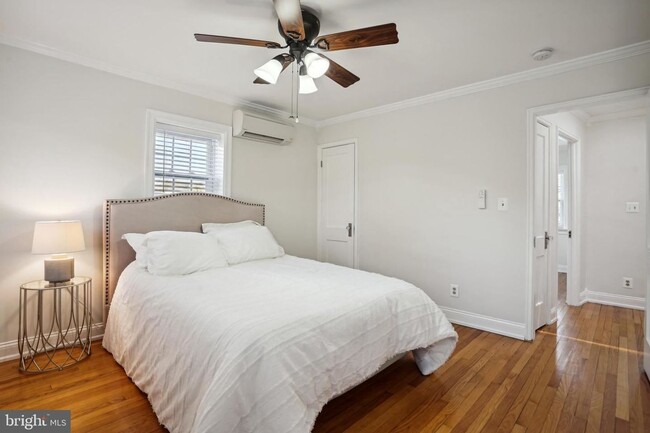 Building Photo - Gorgeous, Sun-lit,Townhouse in Alexandria