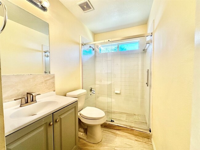 Building Photo - 15503 Town Green Dr