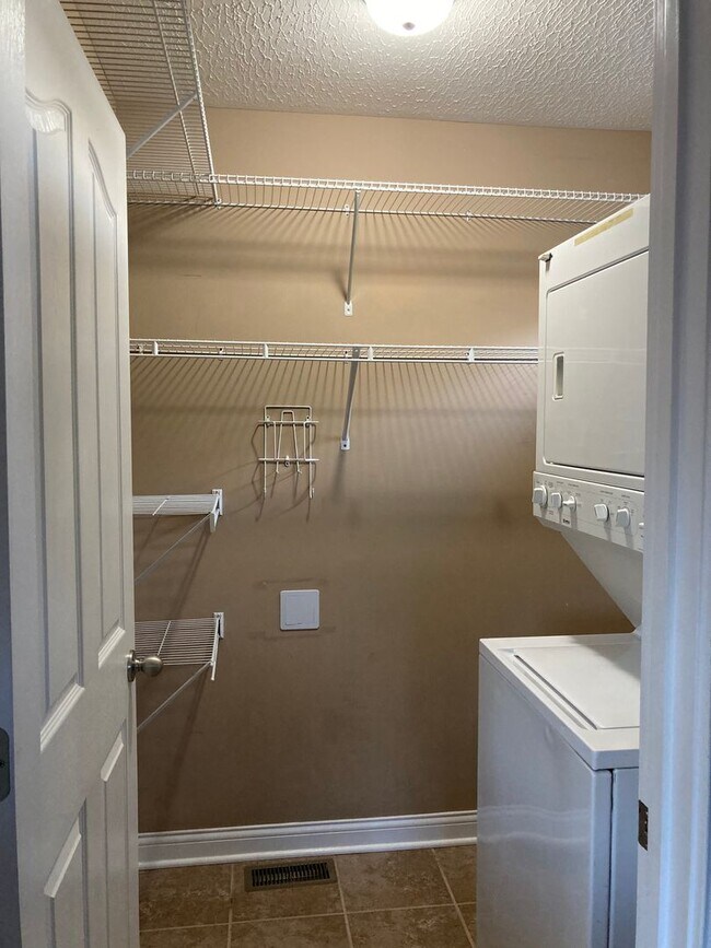 Building Photo - 100 Twin Lakes Dr
