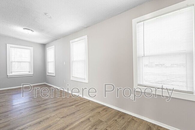 Building Photo - 4604 NE 47th St