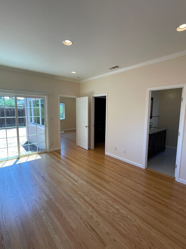 Building Photo - Spectacular home! Designer details in ever...