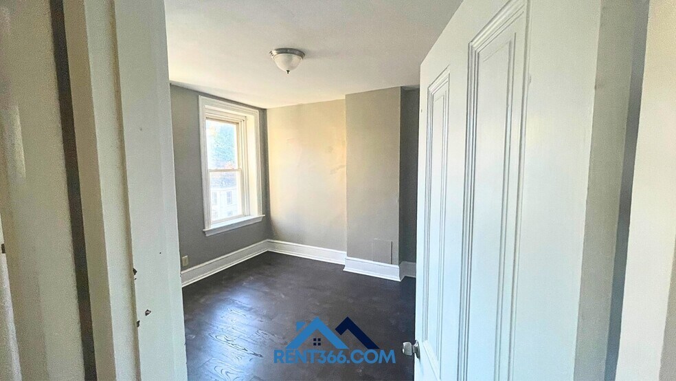 Building Photo - 101 N George St