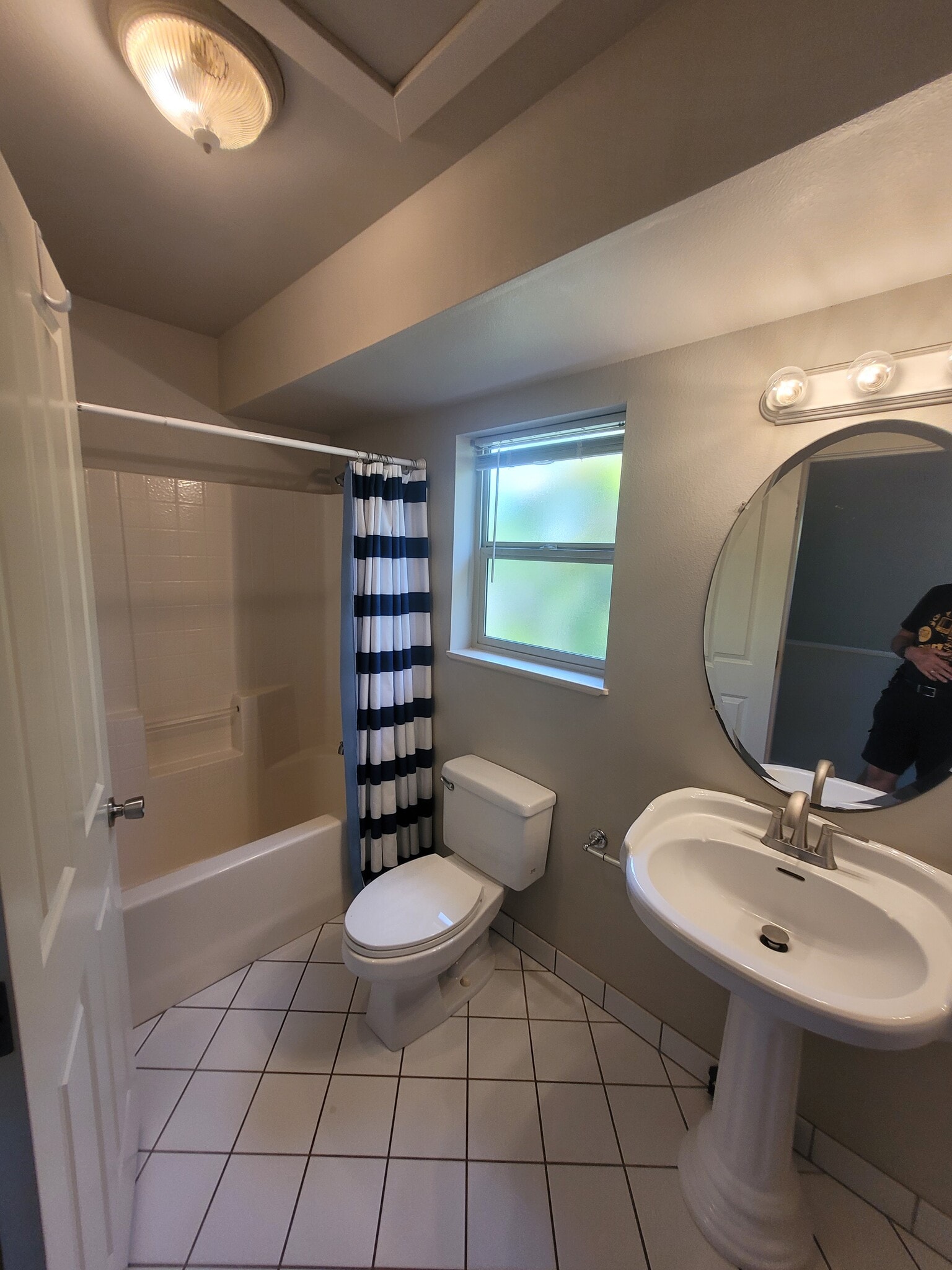 Upstairs Full Bath - 28 Hoku Pl