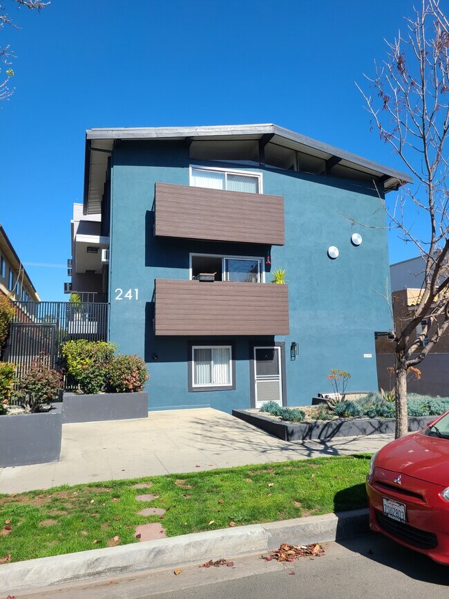 Primary Photo - 241 W Tujunga Ave