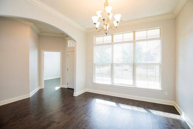 Building Photo - 4000 SW Hollyhock St