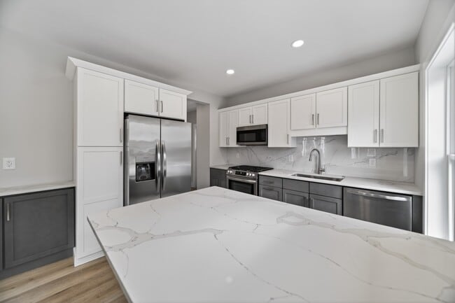 Building Photo - 729 W 9th St