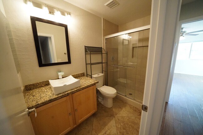 Building Photo - Showings Available NOW