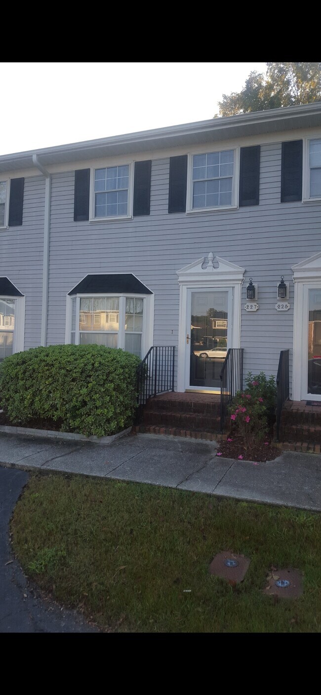 Primary Photo - 2925 Carriage Row Ln