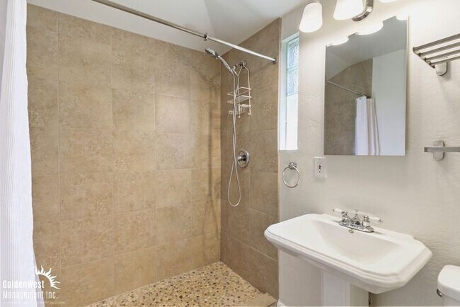 Building Photo - Charming 2Bdm 2Ba Home with Modern Studio ADU in Uptown Phoenix!