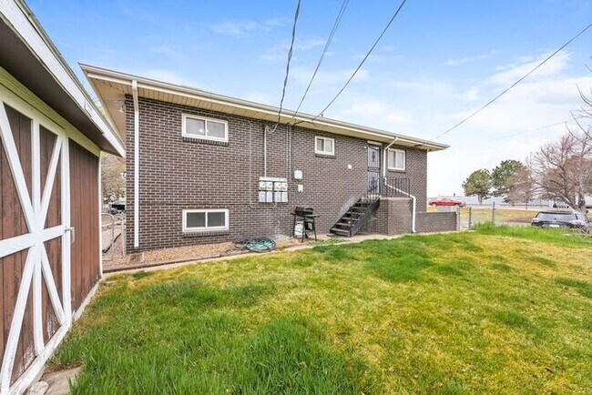 Building Photo - Spacious 2-Bedroom Single-Family with Mode...