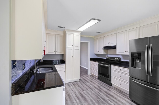 Building Photo - 210 Hillbrook Dr