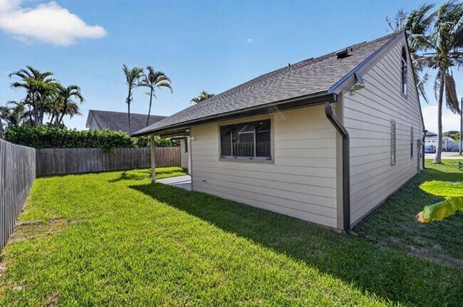 Building Photo - 6119 Mullin St