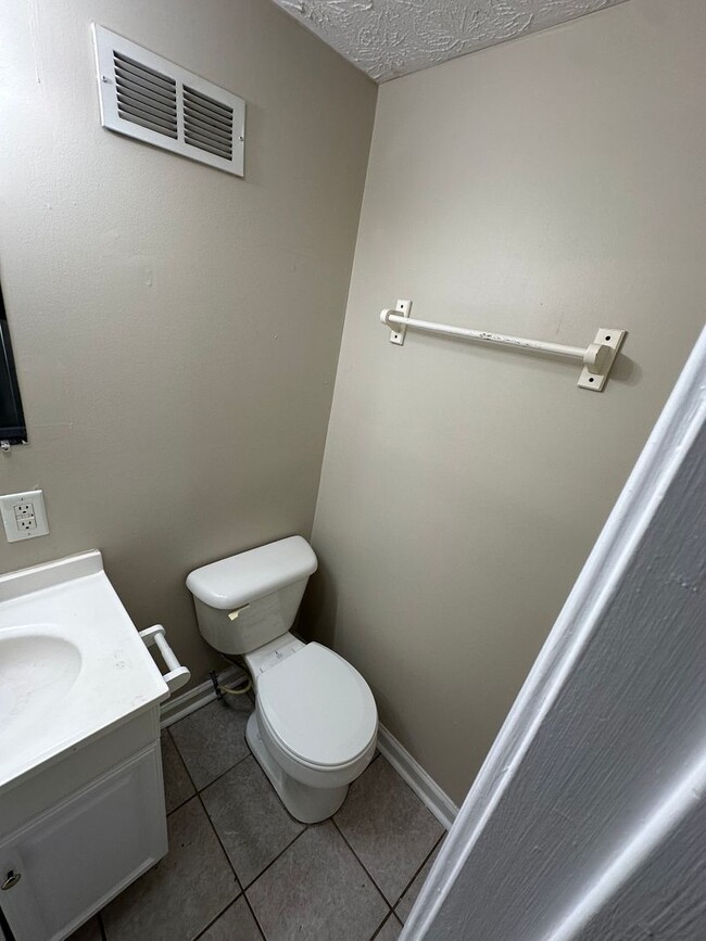 Building Photo - 3 Bed 2 Bath Home Located in Warren Township
