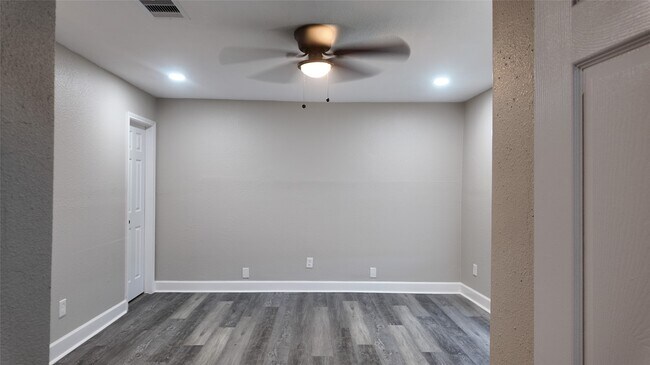 Building Photo - 917 Temple Dr