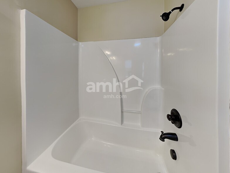 Building Photo - 902 Tanager Ct