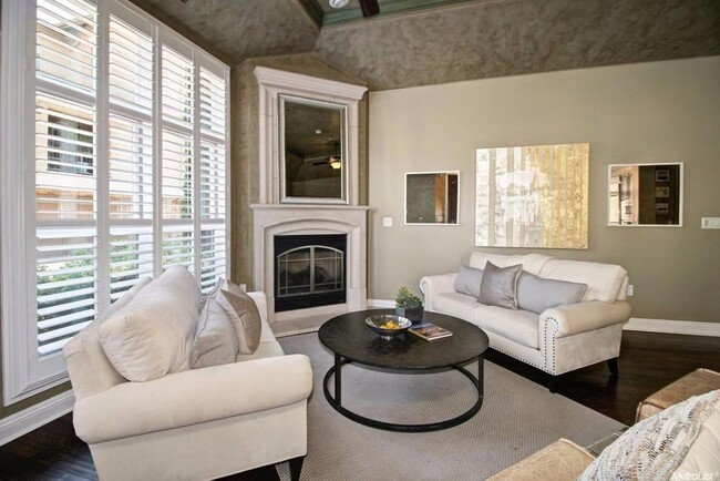 Building Photo - Absolutely Stunning Home in Fabulous Pavilions Place Community