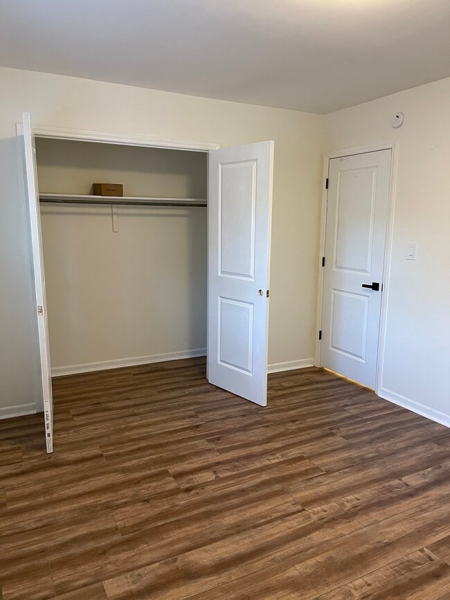 Building Photo - 101 Royal Forest Ct