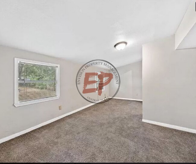 Building Photo - 213 N Oak Dr