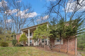 Building Photo - Two Bedroom Apartment - Great North Asheville Location!