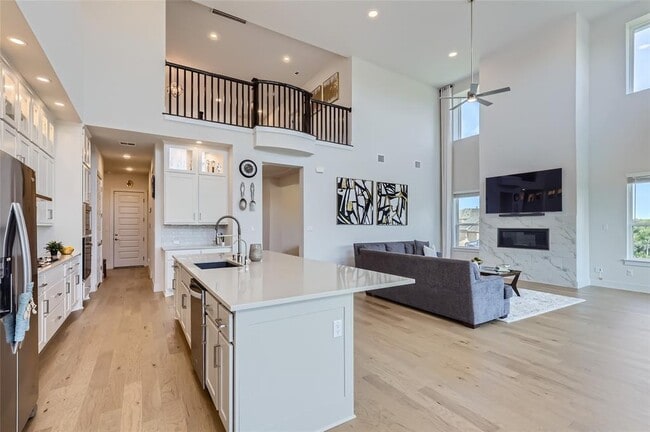 Building Photo - 704 Palamos Dr
