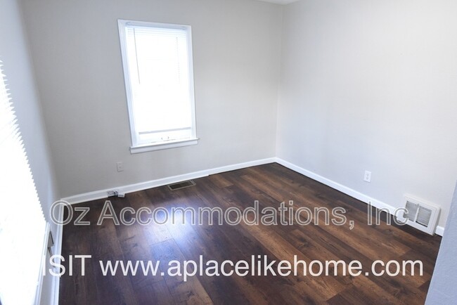 Building Photo - 5555 Farrow Ave