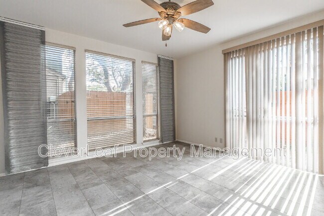 Building Photo - 3678 Hidden Dr