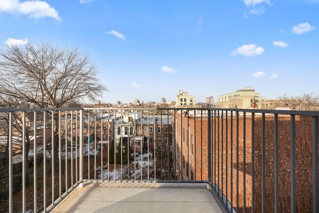 Building Photo - 379 Hawthorne St