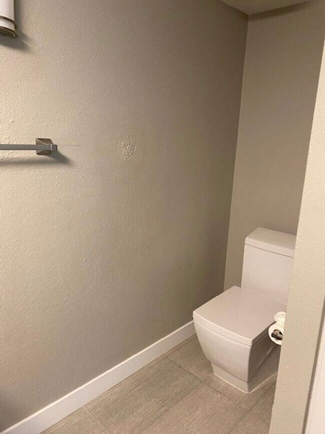 Building Photo - GREAT 3 Bedroom 2.5 Bath in Paradise Valley!