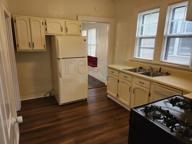 Building Photo - This Hillcrest Bungalow is just what you w...