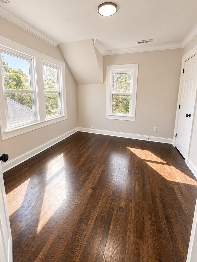 Building Photo - 236 Pinewood Ave