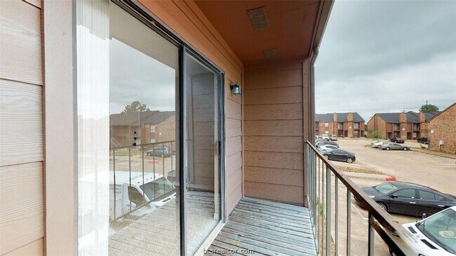 Building Photo - 904 University Oaks Blvd