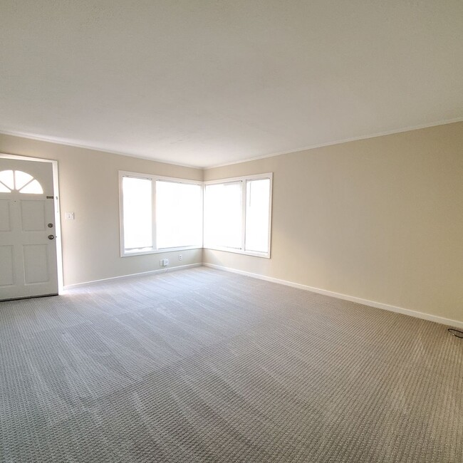 Building Photo - 2 Bedroom Apartment with covered car garage