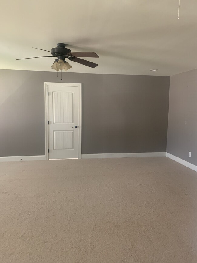 Building Photo - Seven Lakes Dr