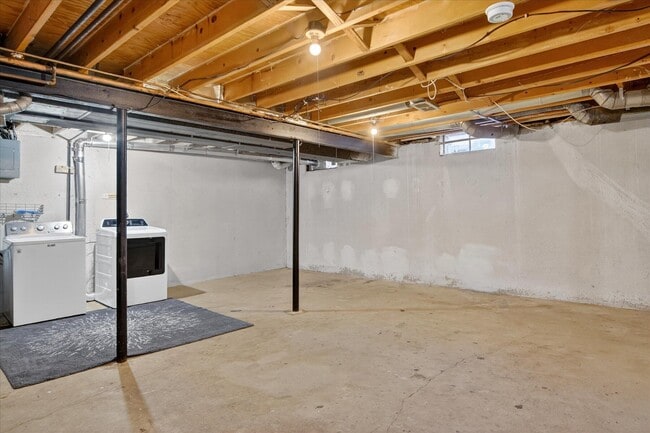 Building Photo - 41070 Southwind Dr