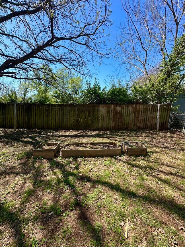 Building Photo - Cute House For Rent!