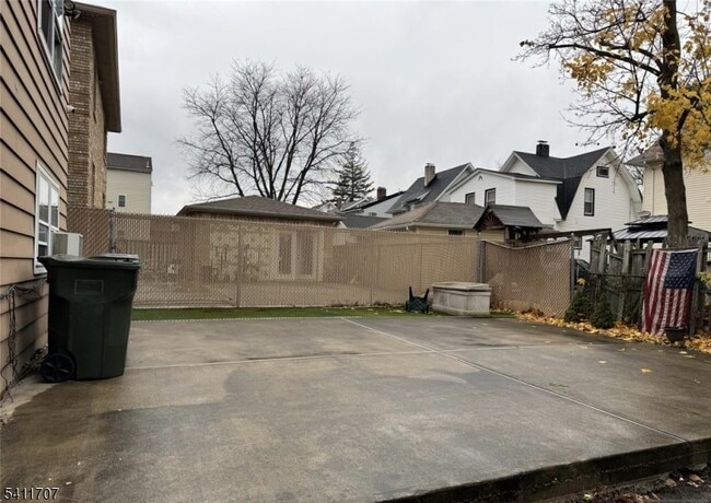 Building Photo - 4 Chestnut St