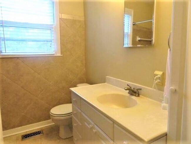 Building Photo - 1020 Elm Ave