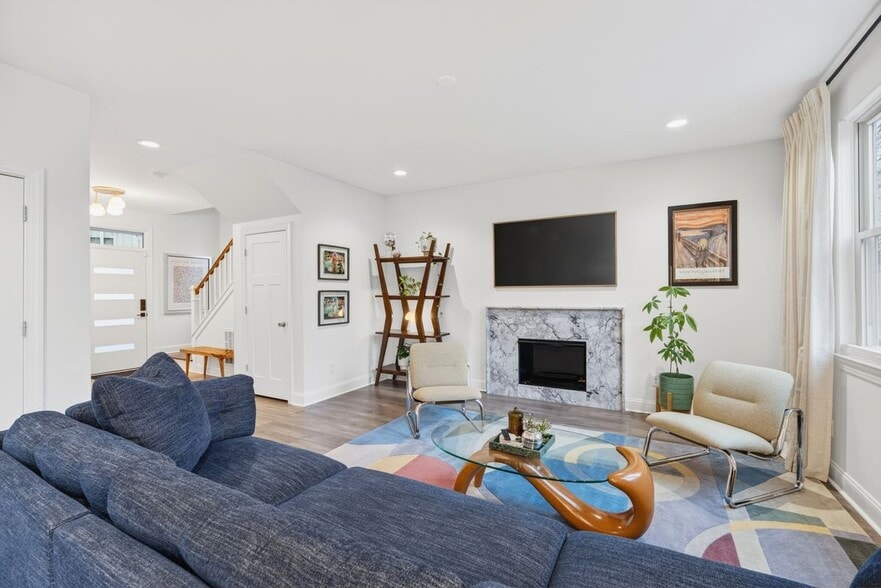 Building Photo - 927 Ramseur St