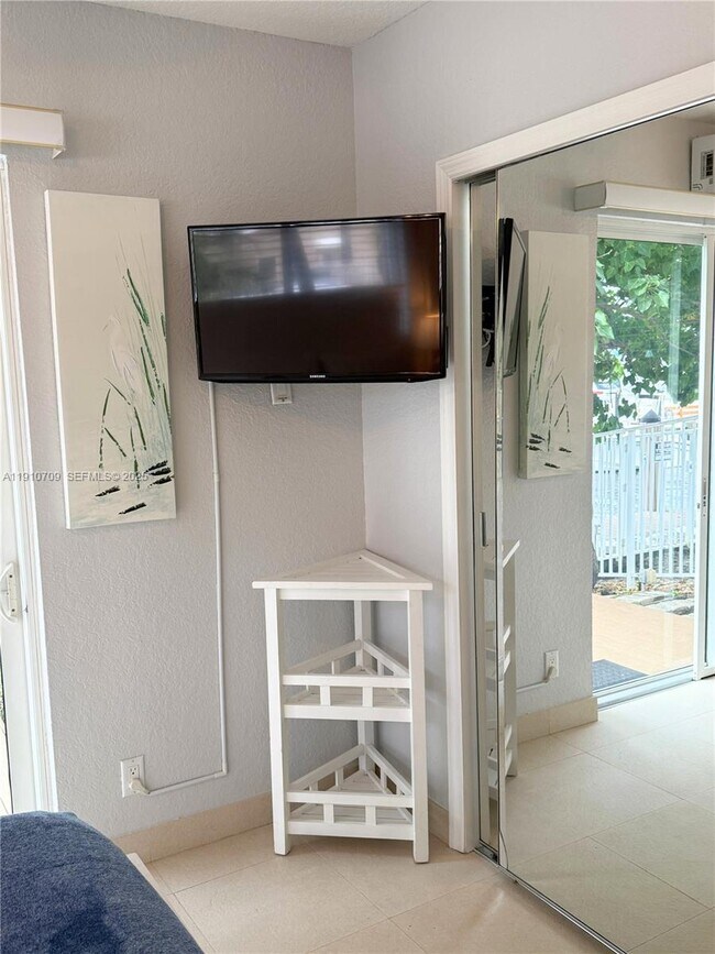 Building Photo - 1705 N Riverside Dr