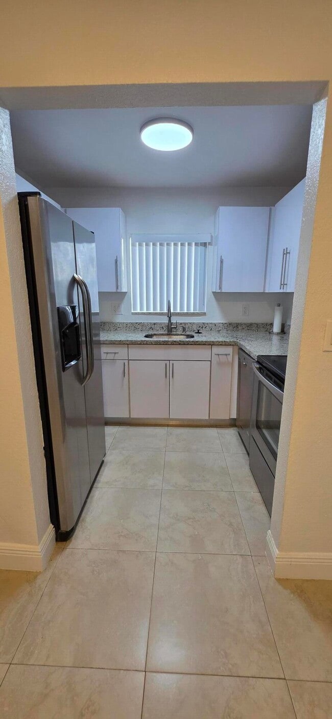 Building Photo - 560 NE 19th Ave