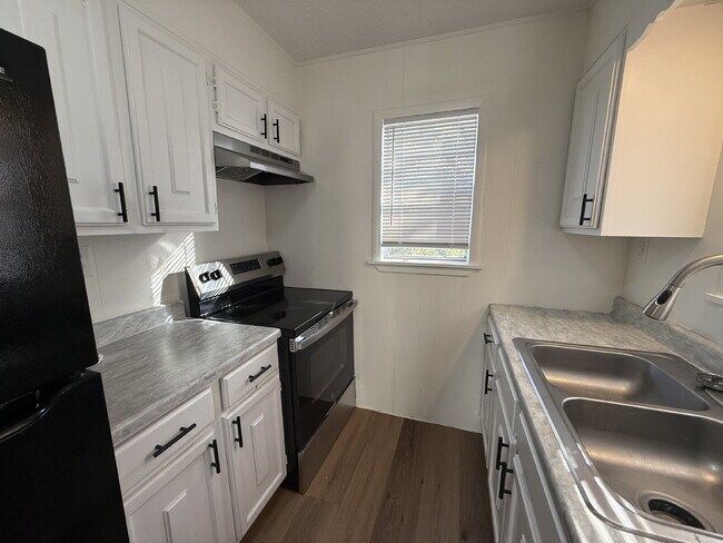 Building Photo - Bright, Efficient Apartment with Section 8 Acceptance