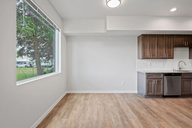 Building Photo - "Spacious 3-Bedroom Duplex Retreat on Park...