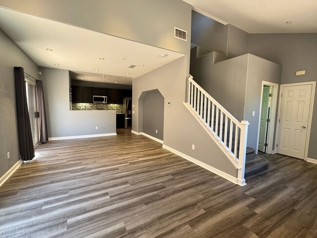Building Photo - Remodeled 3 bedroom townhome in Simi Valley