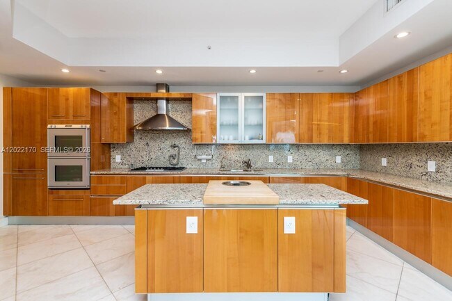 Building Photo - 16051 Collins Ave